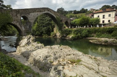 Cangas de gidebildiğimiz Roma Köprüsü İspanya Asturias Sella Nehri üzerinde.