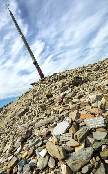 Krzyż Żelazny zwany Cruz de Hierro po drodze św James, Hiszpania. — Zdjęcie stockowe