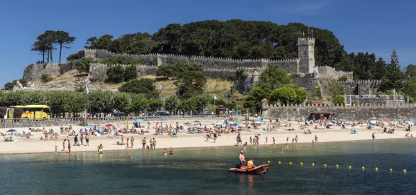 Baiona, espanha - 10. august 2018: der hafen von baiona mit der burg von monterreal, pontevedra, espanha. — Stockfoto