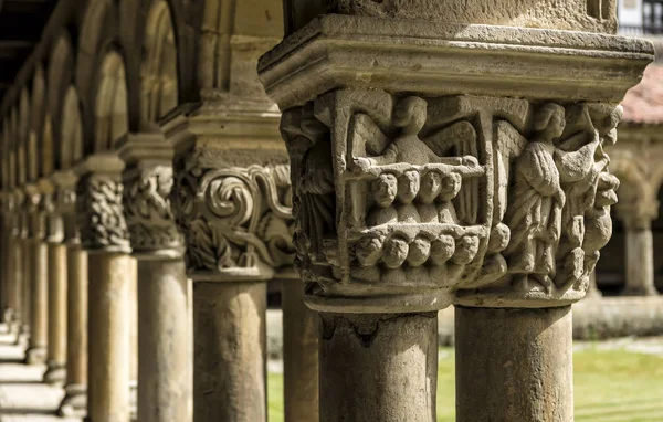 Collegiata, Colegiata di Santa Juliana, in stile romanico nel villaggio turistico di Santillana del Mar, provincia di Santander, Cantabria, Spagna . — Foto Stock