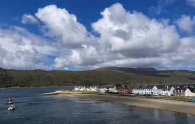 İskoçya'daki Ullapool'da limanın bir kısmı ve kıyı şeridi nin manzarası