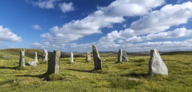 Callanish III taş daire, Lewis Isle, Outer Hebrides, İskoçya. 17 taşın megalitik karmaşık ayarı çeşitli bir çift elips olarak tanımlanan ve bir iç koy ile iki eşmerkezli daireler olarak.