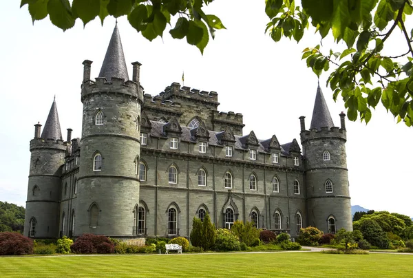 INVERARAY, SCOTLAND, REINO UNIDO - 26 DE JUNIO DE 2018: Castillo de Inveraray en el oeste de Escocia, a orillas del Lago Fyne. Ha sido la sede del Duque de Argyll, jefe del Clan Campbell . —  Fotos de Stock