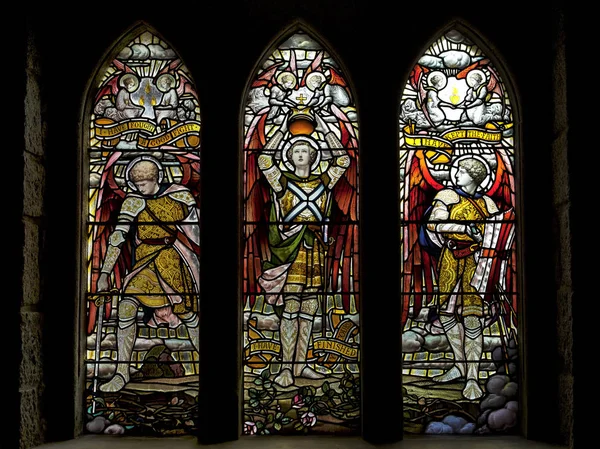 26 juni 2018. De kerk van St. Conan is gevestigd in de parochie van Loch Awe, Argyll en Bute, Schotland. Gebrandschilderde ramen van de kerk. Het McCorquodale venster. — Stockfoto