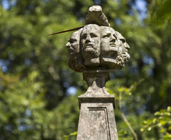 Brunnen av de sju huvuden (specificera), Invergarry, Loch Oich, Great Glen, Skottland, Storbritannien. — Stockfoto