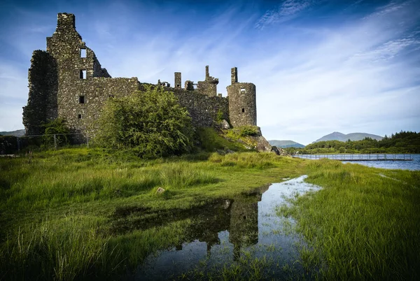 Spiegelbild der Kilchurn-Burg in Loch Ehrfurcht, Hochland, Schottland, Vereinigtes Königreich. — Stockfoto