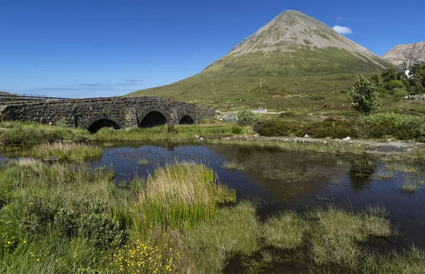 Die alte Brücke bei Sligachan und die Cuillins, Insel Skye, innere Hebriden, Hochland, Schottland, Großbritannien. — Stockfoto