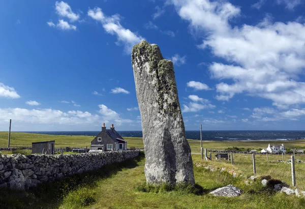 Clach an trushal (Drosselstein) an der nw-Küste der Insel Lewis ist einer der beeindruckendsten stehenden Steine in Schottland. — Stockfoto
