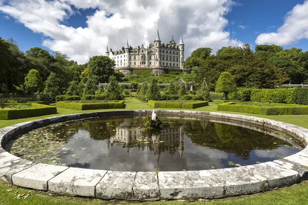Sutherland, UK - June 2018: The fairytale Dunrobin Castle and gardens in Sutherland, Scotland. — Stock Photo, Image