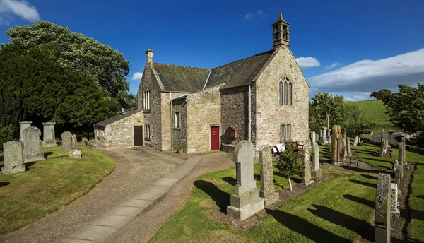 Una vista del cementerio y el edificio de la iglesia en Aberlemno en Angus, Escocia . —  Fotos de Stock