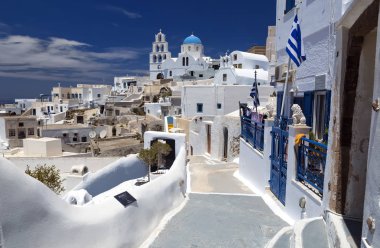 Pyrgos, Santorini, Yunanistan. Beyaz köyün kaldırımlı caddeleri, Yunan Kiklad Adaları, Ege Denizi.