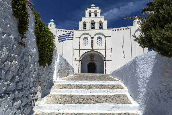 Pyrgos, Grécia - 13 de junho de 2019: Igreja de Pyrgos Kallistis na ilha de Santorini em Pyrgos, Grécia . — Fotografia de Stock