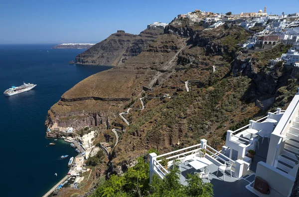 Fira vista panoramica, isola di Santorini con sentiero asino e funivia dal vecchio porto, alte rocce vulcaniche in Grecia . — Foto Stock