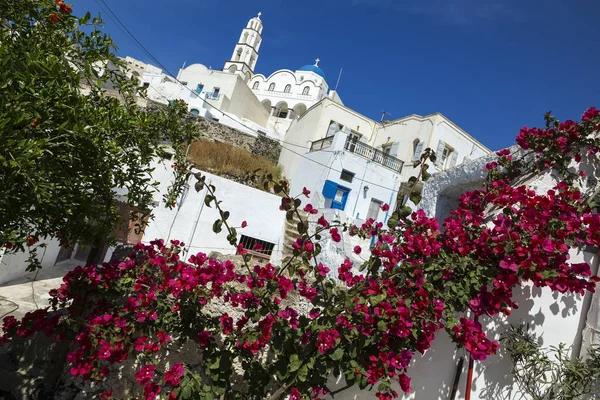 Pyrgos, Santorin, Griechenland. Berühmte Attraktion des weißen Dorfes mit gepflasterten Straßen, griechische Kykladen, Ägäis. — Stockfoto