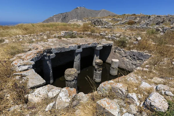 The ruins of ancient Thira, a prehistoric village at the top of the mountain Mesa Vouno, Santorini, Greece. — Stock Photo, Image