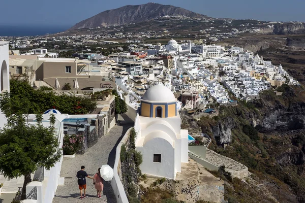 Fira är huvudstaden i Santorini, en grekisk ö i Egeiska havet, som ligger på Clifftop med utsikt över Nea Kameni, en fortfarande aktiv vulkanisk ö. — Stockfoto