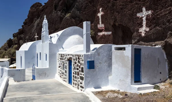 Chiesa di Agios Nikolaos vicino alla spiaggia rossa di Akrotiri, Santorini, Grecia . — Foto Stock