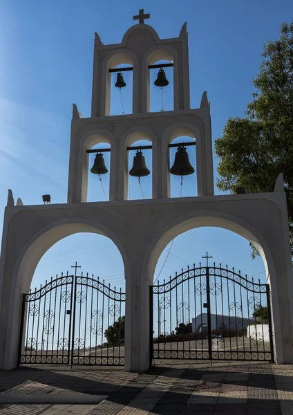 Romantisk ortodox kyrka Ekklisia Panagia Platsani i vackra Akrotiri by. Santorini (Thira) Kykladerna. Grekland. — Stockfoto