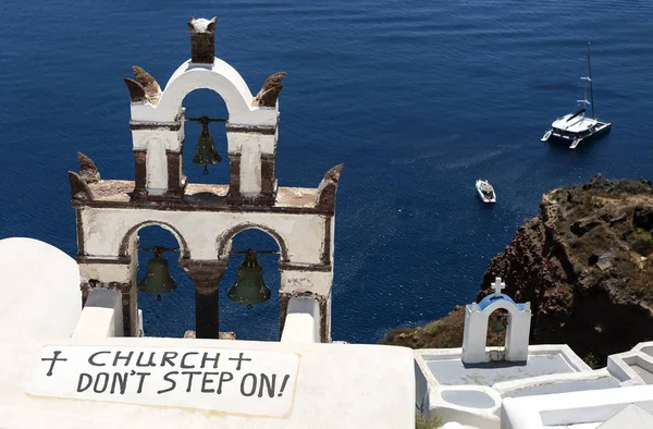 サントリーニ島、ギリシャ - 2019年6月19日:サントリーニ島のオイア村の屋根の看板を踏まならない. — ストック写真