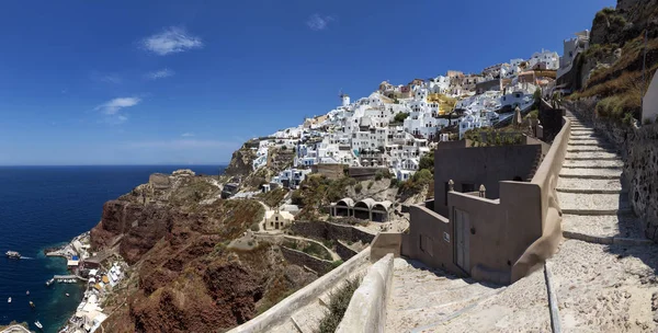 La escalera utilizada por los turistas y burros que conectan el antiguo puerto con el pueblo de Oia, isla de Santorini, Grecia . — Foto de Stock