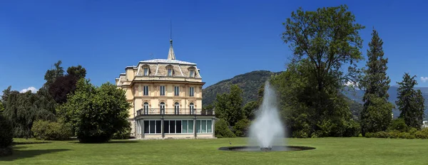 Villa Taranto s fontánou vpředu, se nachází na břehu jezera Maggiore v Pallanza, Verbania, Itálie. — Stock fotografie