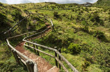 Fumaroles, Furnas de Enxofre, Terceira, Azores, Portekiz üzerinde ahşap çitler ile parça görünümü.