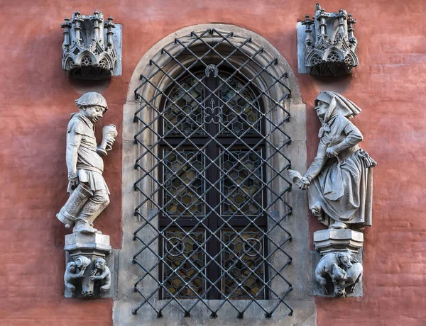 Detalj på väggen i stadshuset i Wroclaw, Polen, ovanför ingången till Piwnica Swidnicka: en skulptur av en berusad bonde återvänder hem och hans rasande hustru, hålla en täppa i handen. — Stockfoto