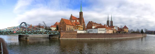 Panoramiczny widok na Ostrow Tumski powiat we Wrocławiu z Kolegiata Kościół Świętego Krzyża i św Bartłomieja, Katedra św Jana Chrzciciela, arcybiskupa, pałacu z Odry. — Zdjęcie stockowe