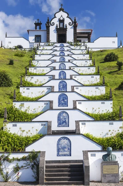 Hermitage av Our Lady of Peace, ett tempel byggt 1764, på toppen av en höjd, en skrapa som representerar via Franca, i staden Ponta Delgada, Azorerna, Portugal. — Stockfoto
