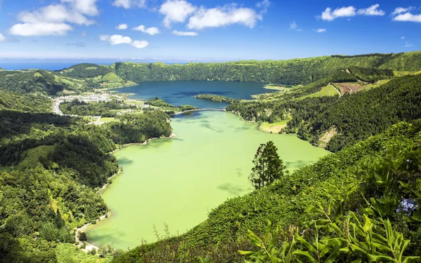 Il famoso panorama di Sete Cidades da Vista do Rei, Sao Miguel, Azzorre . — Foto Stock