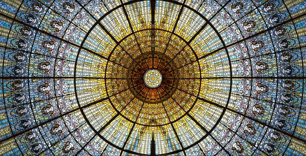 Palau de la Musica Catalana lucernario in vetro colorato disegnato da Antoni Rigalt i Blanch il cui fulcro è una cupola rovesciata nei toni dell'oro, Barcellona, Spagna . — Foto Stock