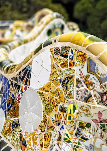 Detail barevné mozaiky na hlavní terase parku Guell. V roce 1984 UNESCO deklarovala, že Park je místem světového kulturního dědictví v dílech Antoni Gaudi. Barcelona, Španělsko. — Stock fotografie