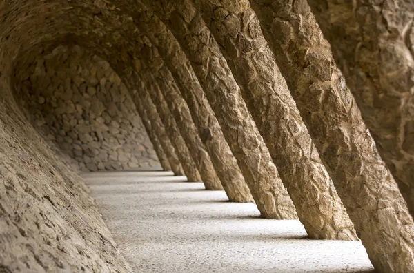 Pasarela de piedra en el Parque Güell en Barcelona, España —  Fotos de Stock