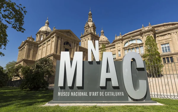 Ansicht des Museu nacional d 'art de Catalunya. mnac ist das nationale Museum für katalanische bildende Kunst in Barcelona, Katalonien, Spanien. — Stockfoto