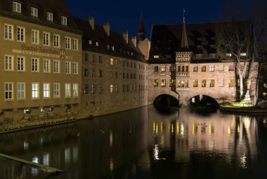 Nürnberg, Almanya - Aralık 2016: Nürnberg kasabasında Pegnitz nehri nehir kenarı, Almanya.