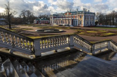Tallinn, Estonya - Kasım 2016: Kadriorg Palace, Estonya'nın Tallinn kentinde Büyük Peter tarafından Rusya Kralı I. Catherine için inşa edilmiş petrine barok sarayıdır..