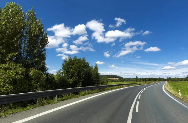 Wiejska droga na Morawach, Republika Czeska. — Zdjęcie stockowe