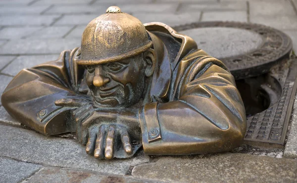 Bratislava, Slowakije-augustus 09, 2015: bronzen sculptuur genaamd Cumil (de Watcher) of man op het werk, Bratislava, Slowakije. — Stockfoto