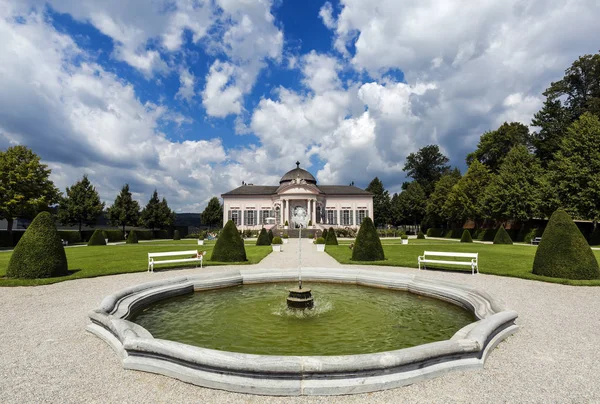 MELK, ÁUSTRIA - AGOSTO 07, 2016: Pavilhão do Jardim Barroco e pessoas no parque da Abadia de Melk, no Vale do Wachau, Baixa Áustria . — Fotografia de Stock