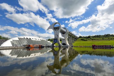 Falkirk, Birleşik Krallık-21 Temmuz: Falkirk tekerlek mavi gökyüzü ile 21 Temmuz 2016 Falkirk Iskoçya. Wheel, Forth ve Clyde kanalını Union Canal ile bağlayan dönen bir tekne asansörü..
