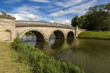 Stamford, Birleşik Krallık-16 Temmuz 2016: Lion Bridge, Burghley House, Stamford 'da Ortaçağ Kalesi, Ingiltere, İngiltere.