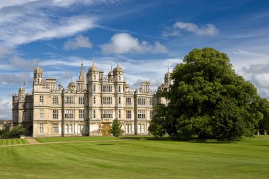 Stamford, Ingiltere-16 Temmuz 2016: Burghley House on JUY 16, 2016 Stamford, Ingiltere. Bu orta Ingiltere 'de bir dönüm noktası Ortaçağ kalesidir
