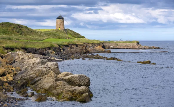 St Monans wiatrak przybrzeżny w East NEUK obszaru Fife, Szkocja. — Zdjęcie stockowe