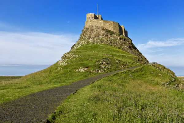LINDISFARNE CASTLE, ÎLE SAINTE / NORTHUMBERLAND - 20 JUILLET : Vue du château de Lindisfarne sur l "île Sainte le 20 juillet 2016 . — Photo