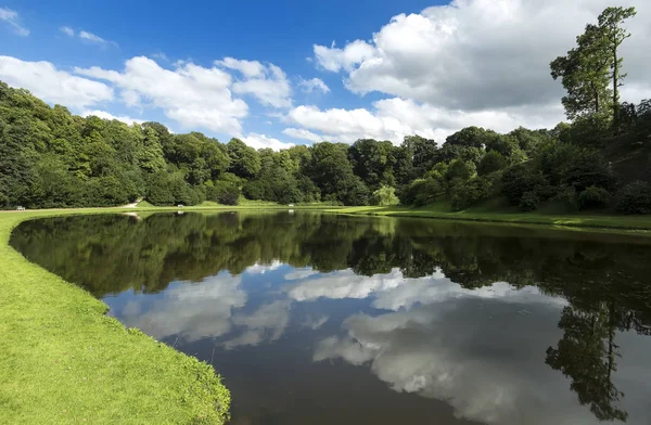 Studley Water Gardens cerca de Fountains Anney, Reino Unido . — Foto de Stock