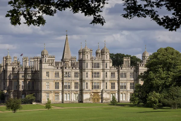 STAMFORD, ENGLAND - JULY 16, 2016: Burghley House on Juy 16, 2016 in Stamford, England. It is a landmark medieval castle in Central England. — Stock Photo, Image