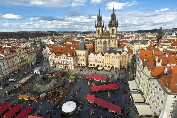 Praga, Czechy-29 marca Stary Ratusz (Staromestske namesti) jest historycznym placu w dzielnicy starego miasta w Pradze, stolicy Republiki Czeskiej. Znajduje się on pomiędzy Placem Wacława i — Zdjęcie stockowe