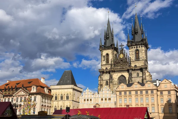 Prag, Tschechische Republik - 29. März 2016: Farbenfroher Osterbaum vor dem Uhrenturm. Traditioneller Prager Ostermarkt auf dem Altstadtplatz in Prag, Tschechische Republik. — Stockfoto