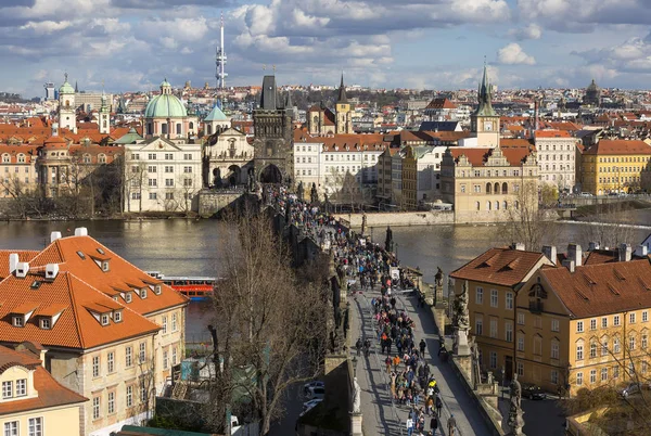 Prag, Tschechische Republik - 29. März Luftaufnahme über der Karlsbrücke in Prag, Tschechische Republik am 29. März 2016. — Stockfoto