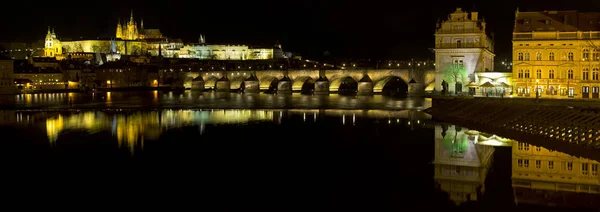 Prag, Tschechische Republik - 28. März Prag in der Abenddämmerung, Blick auf den kleinen Brückenturm der Karlsbrücke (Karluv most) und der Prager Burg, Tschechische Republik am 28. März 2016. — Stockfoto